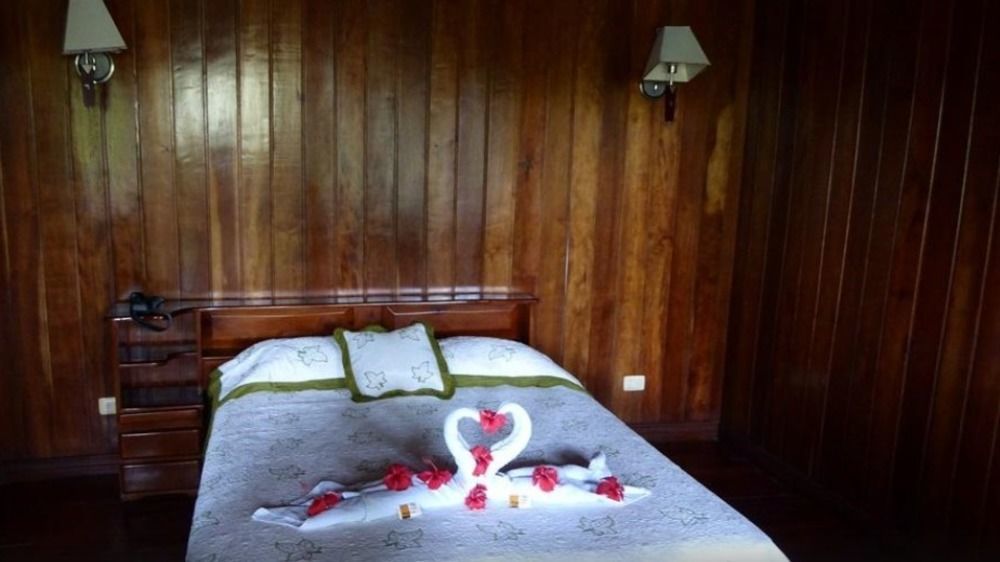 Miss Junies Lodge Tortuguero Exterior photo