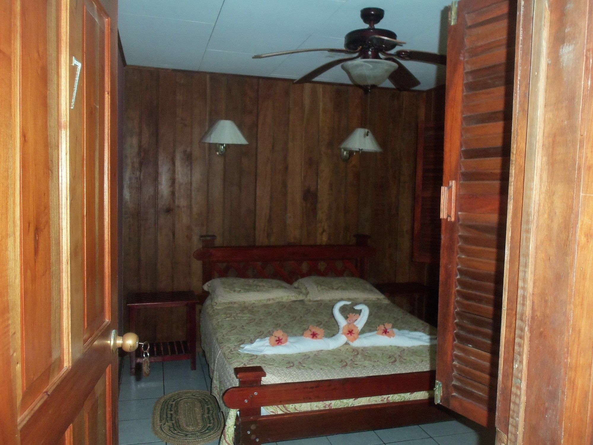 Miss Junies Lodge Tortuguero Exterior photo